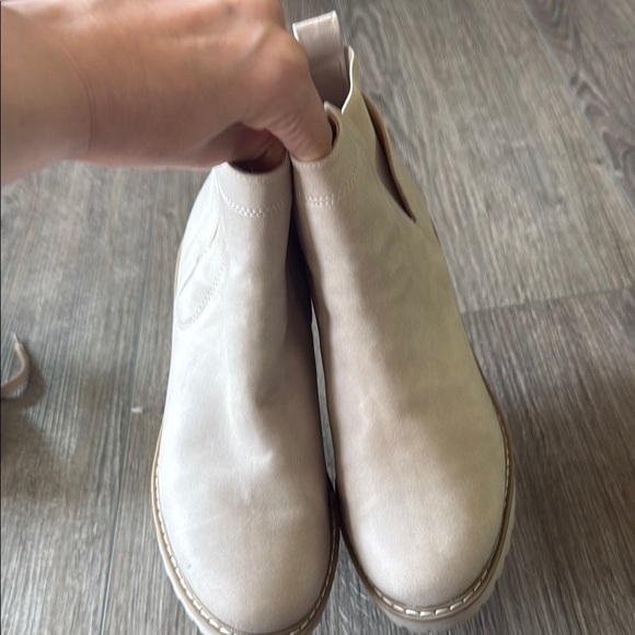 Dolce Vita Tan Ankle Booties with Elastic Panels and Chunky Sole size 7 - Picture 3 of 4